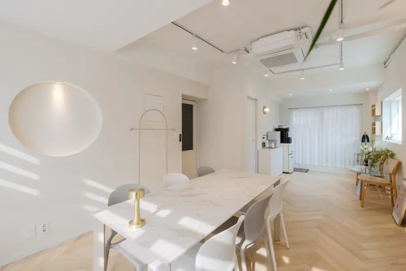 원형 조명이 포인트인 화이트 미니멀 오피스